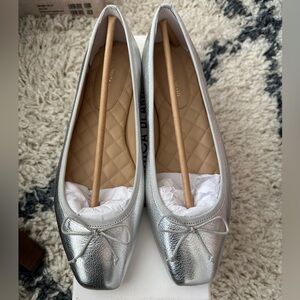 Brand new Veronica Beard flats size 8.5